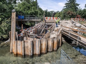 Spundwände schützen den Graben vor dem Einströmen des Wassers