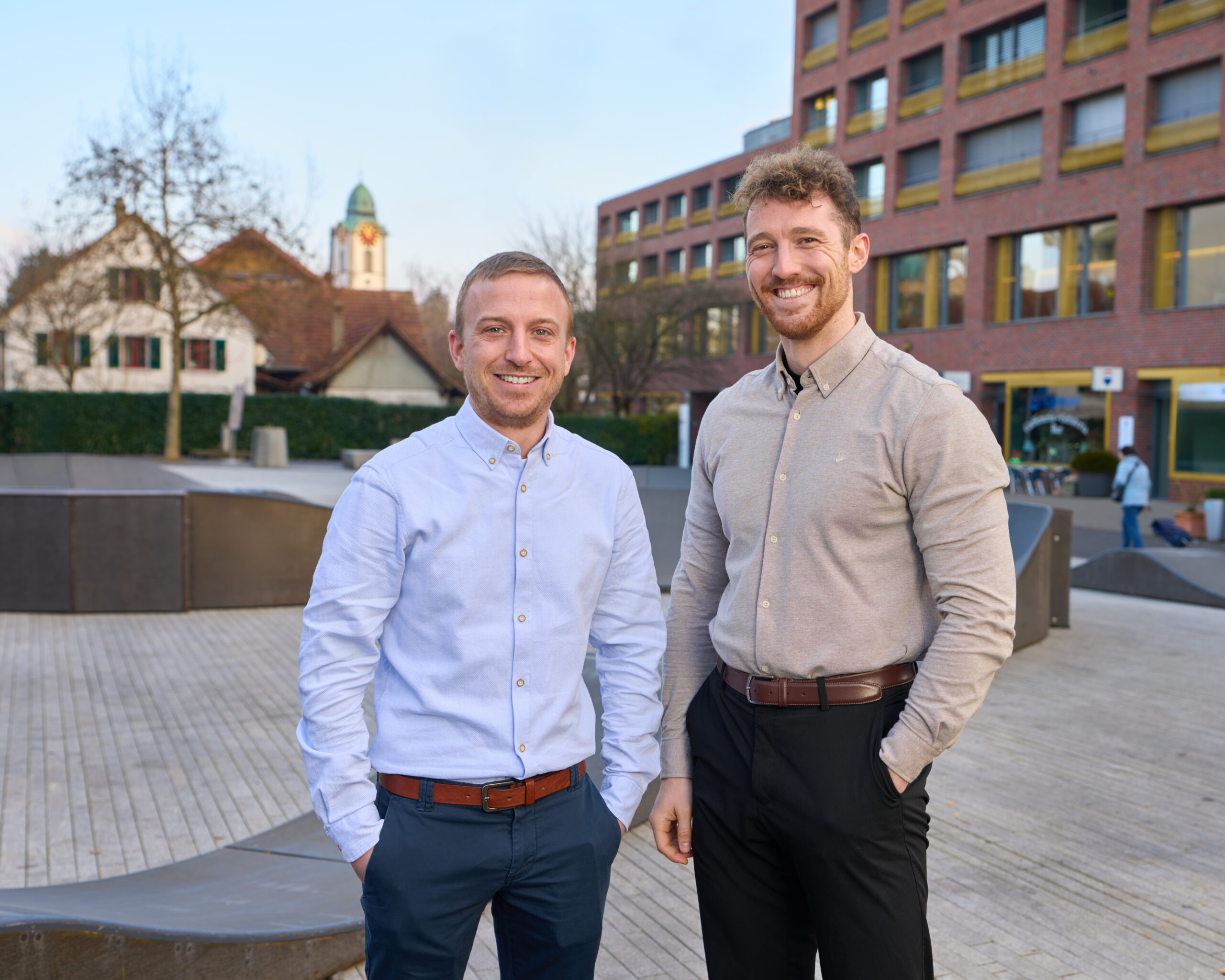 Foto von Florian Weibel und Manuel Heimberger auf dem Stadtplatz in Kloten.